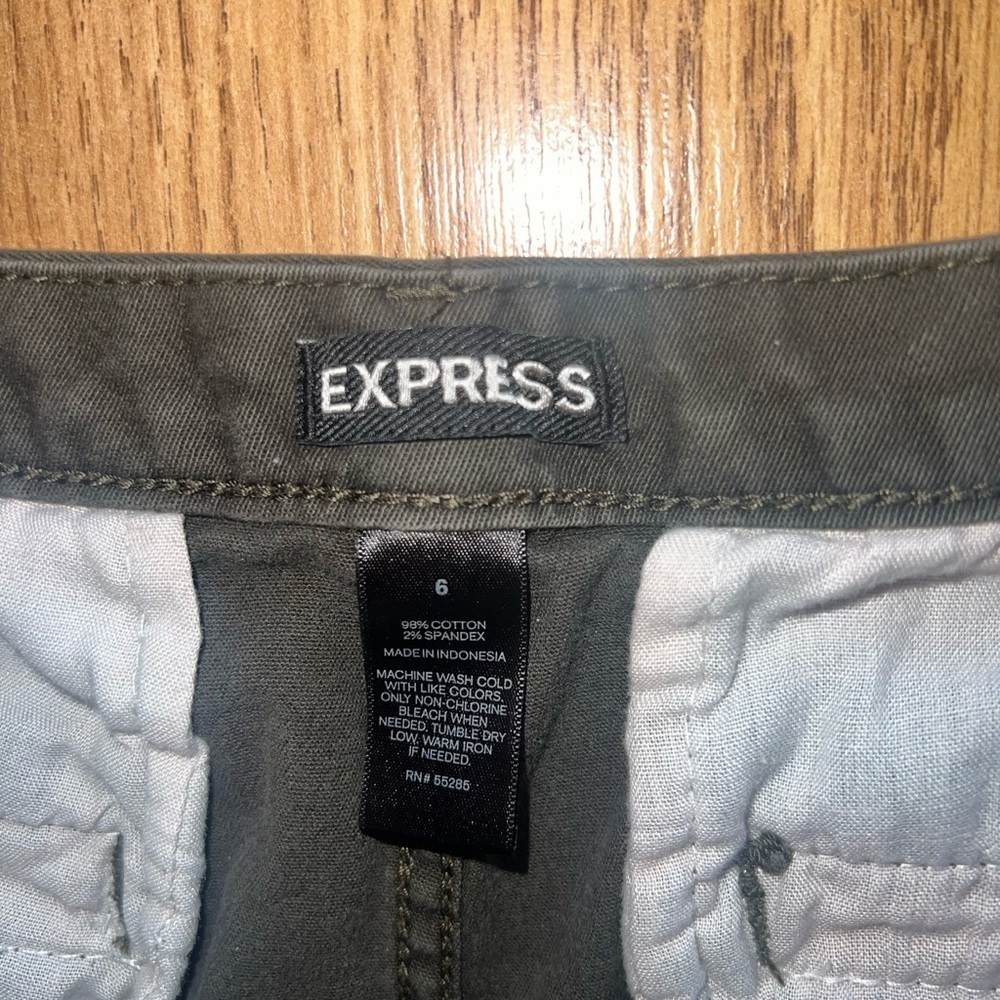Express Shorts - Picture 2 of 3